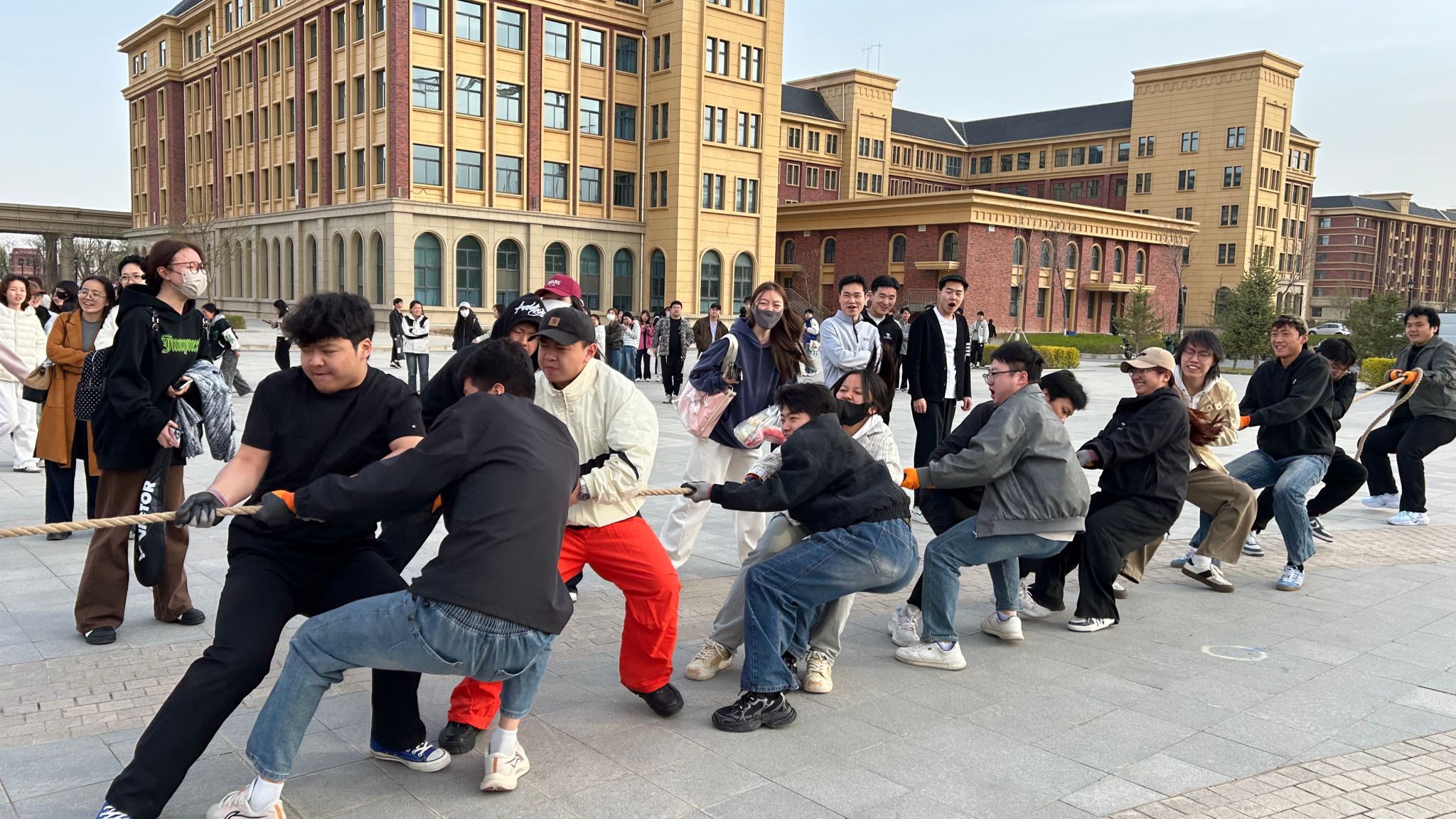 力拔山河，青春凯旋——土木工程学院2023级班级拔河比赛圆满落幕