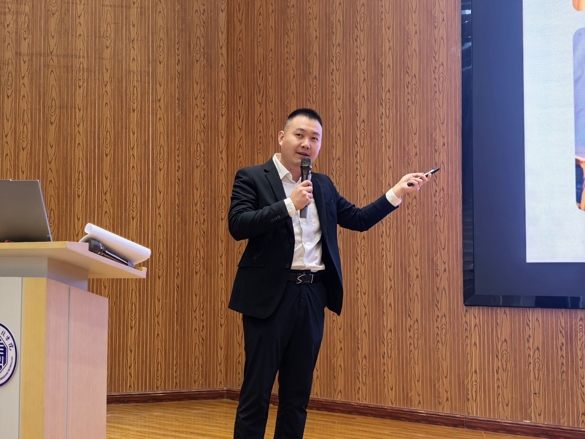聚力行业变局 赋能学子成长 ——土木工程学院开展优秀校友进校园专题报告会