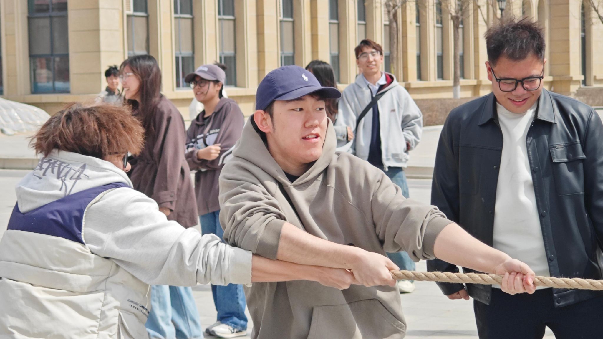 绳聚同心，力展青春——土木工程学院2025级测绘工程与工程管理专业拔河友谊赛圆满落幕