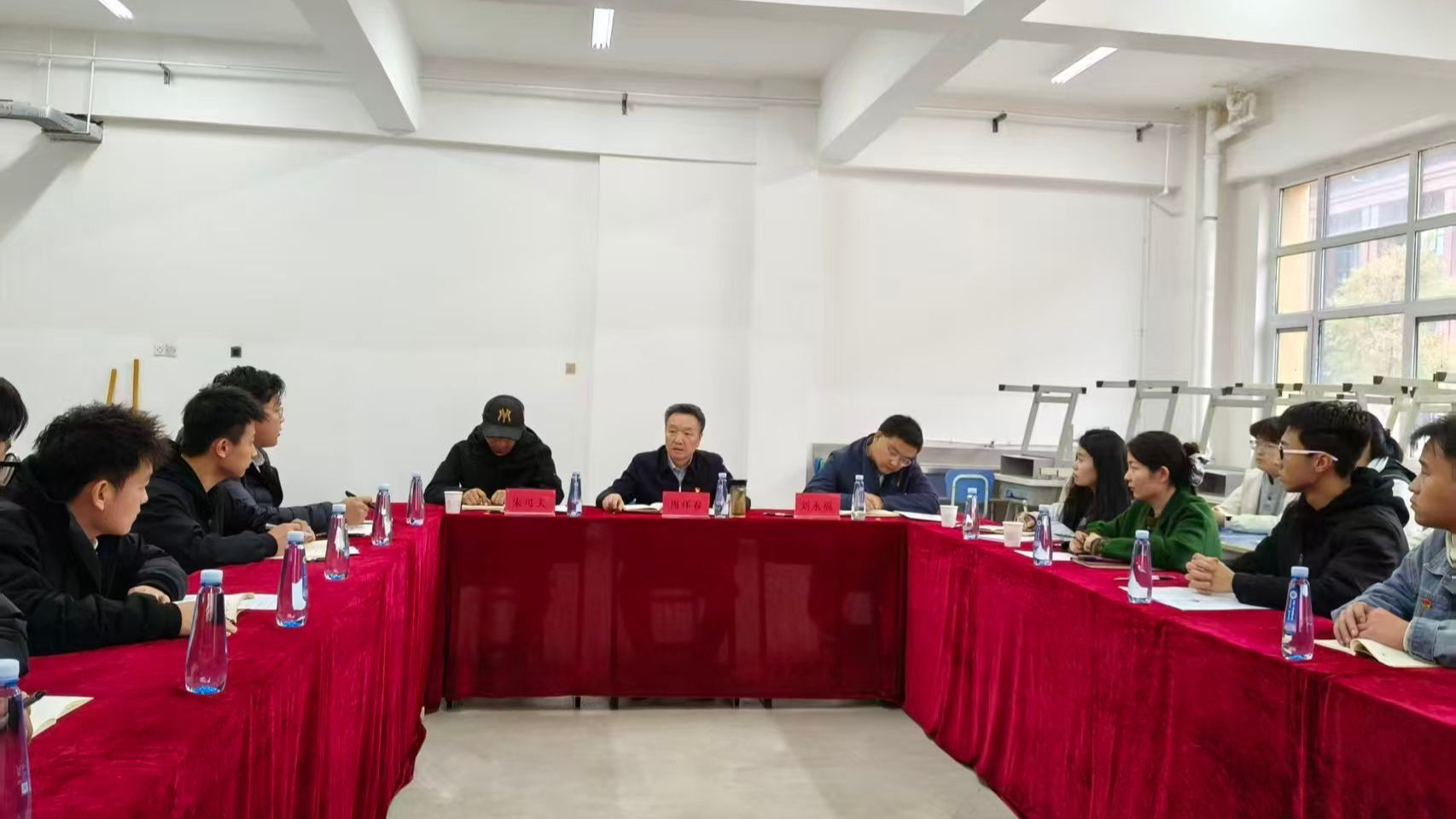 学校党委书记周怀春参加联系党支部主题党日活动