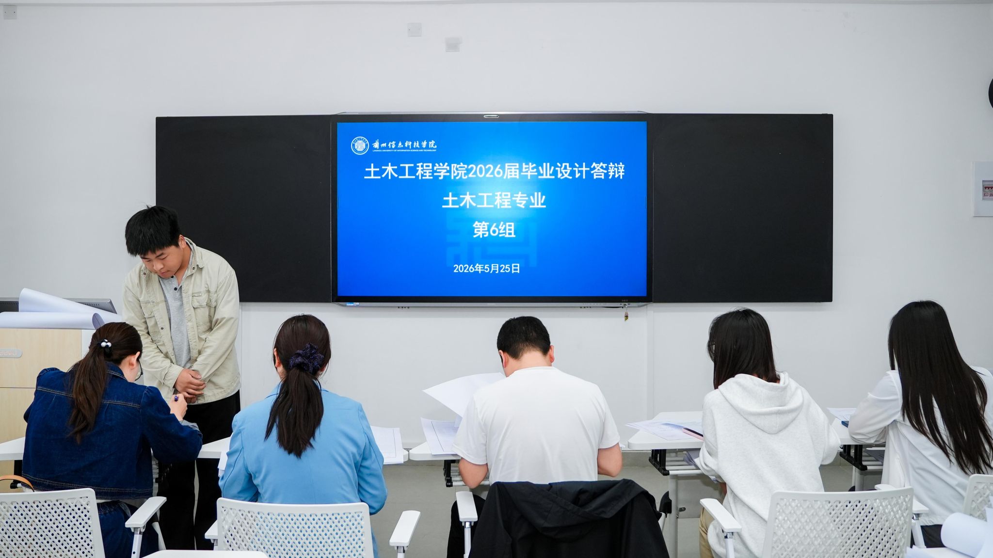 严把人才培养“出口关” 以评促建筑根基——兰州信息科技学院土木工程学院2026届毕业论文（设计）答辩有序开展