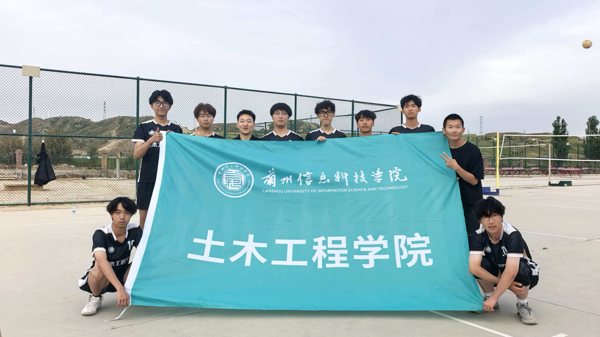 巅峰决战，载誉夺冠—土木工程学院赢得体育超级联赛男排决赛胜利!