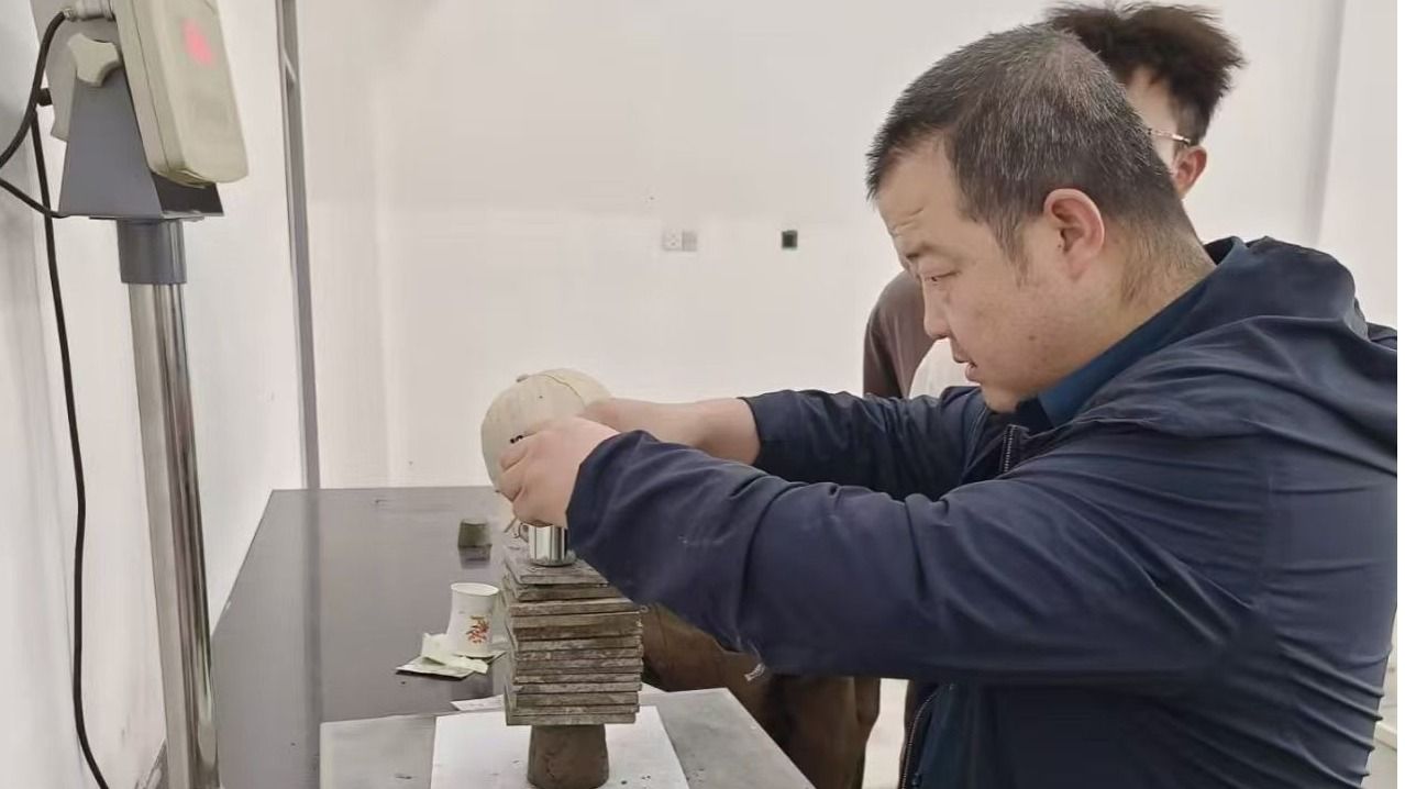“纸杯混凝土挑战赛”精彩上演