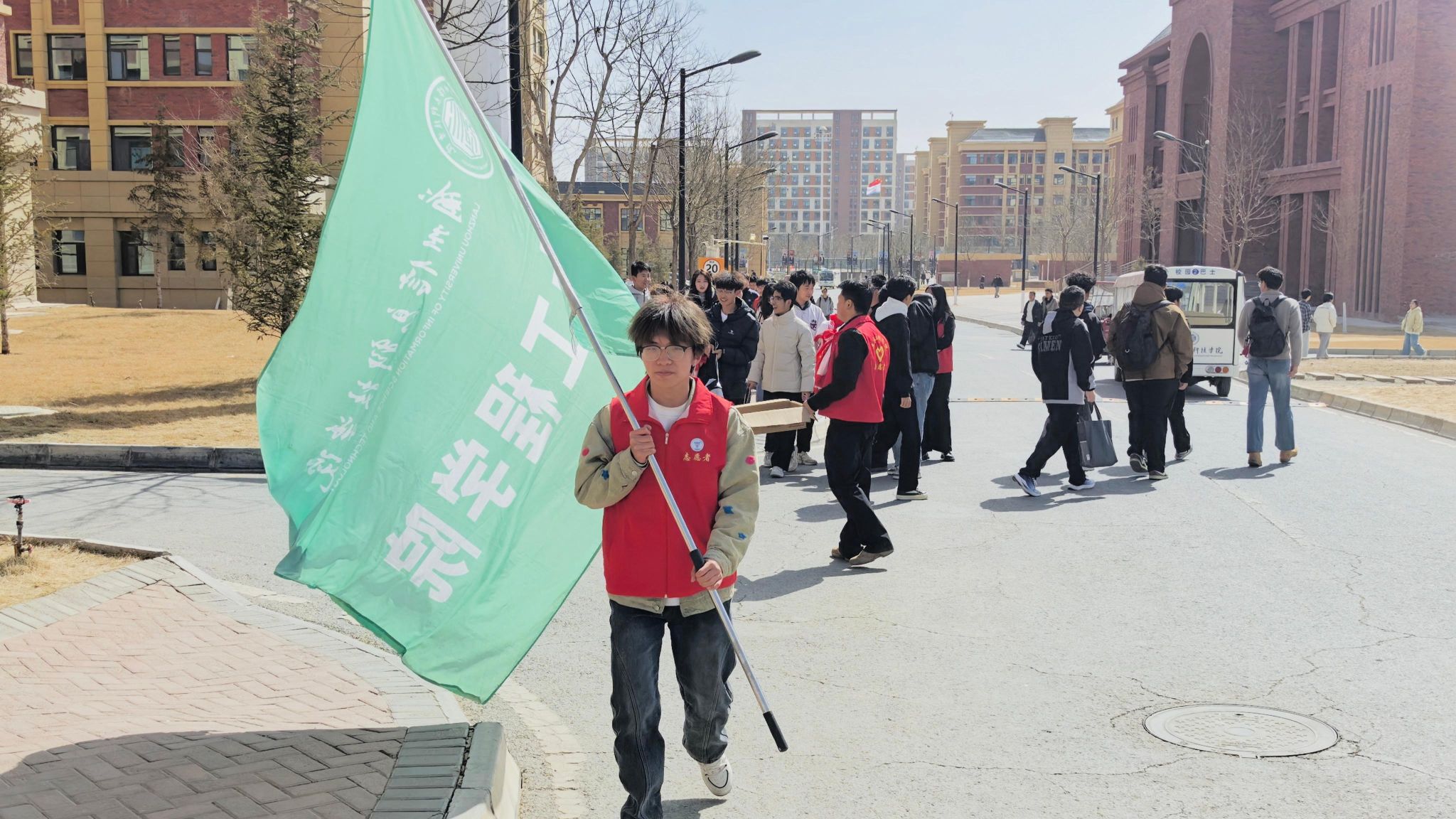 土木工程学院积极参与兰州信息科技学院2026年“雷锋主题活动月”暨校园控烟启动仪式